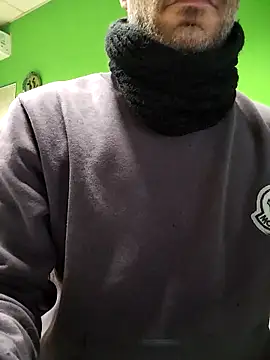 Snapshot of platone09 chatting on 12-17-25, 01:28 platone09 online show from 12-17-25, 01:28