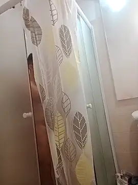 Snapshot of platone09 chatting on 12-18-25, 08:26 platone09 online show from 12-18-25, 08:26