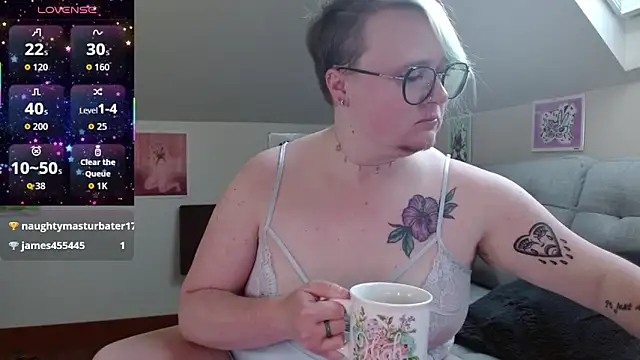 Snapshot of queerlyjaz chatting on 05-15-26, 02:13 queerlyjaz online show from 05-15-26, 02:13