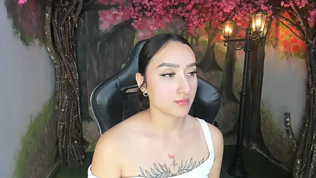 Snapshot of HorneyyQueen chatting on 11-17-25, 04:57 HorneyyQueen online show from 11-17-25, 04:57