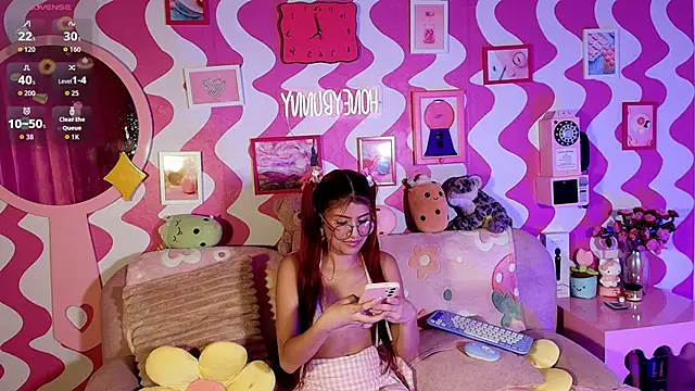 the girl with the red hai online show from 11-21-25, 02:10