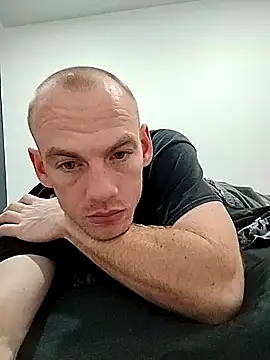 Snapshot of EBarh chatting on 11-18-25, 12:16 EBarh online show from 11-18-25, 12:16