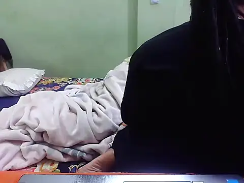 Snapshot of TwinRose2000 chatting on 12-15-25, 01:37 TwinRose2000 online show from 12-15-25, 01:37