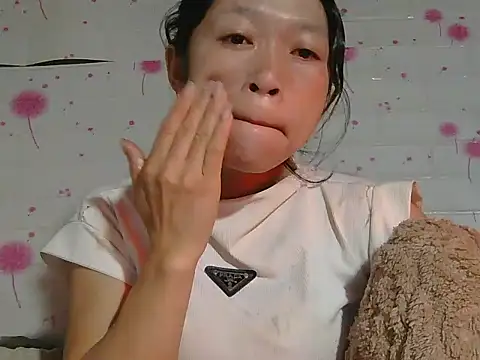 Snapshot of Kim_mon chatting on 12-14-25, 11:53 Kim mon online show from 12-14-25, 11:53