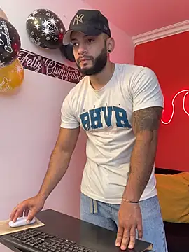 Snapshot of Mike_savage3 chatting on 02-17-26, 12:23 Mike savage3 online show from 02-17-26, 12:23