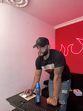 Snapshot of Mike_savage3 chatting on 02-20-26, 12:27 Mike savage3 online show from 02-20-26, 12:27