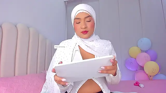 Amira-Zahra online show from 05-12-26, 09:56