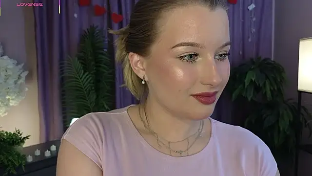 Snapshot of ImiMonroe chatting on 02-19-26, 12:34 ImiMonroe online show from 02-19-26, 12:34