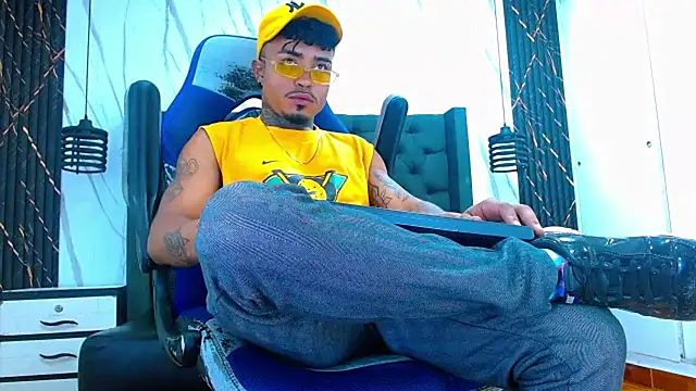 Snapshot of Hot_Latino_x chatting on 02-19-26, 12:45 Hot Latino x online show from 02-19-26, 12:45