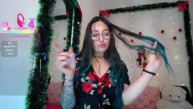 LunaAponte online show from 12-16-25, 02:49