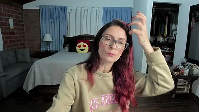 Charlotte-Willson online show from 11-26-25, 01:06