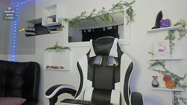 Ariel Laurentt online show from 02-19-26, 03:46