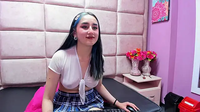 Snapshot of CharlotteStuart chatting on 12-16-25, 03:44 CharlotteStuart online show from 12-16-25, 03:44