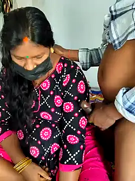 Snapshot of Desicouple1706 chatting on 12-23-25, 04:43 Desicouple1706 online show from 12-23-25, 04:43