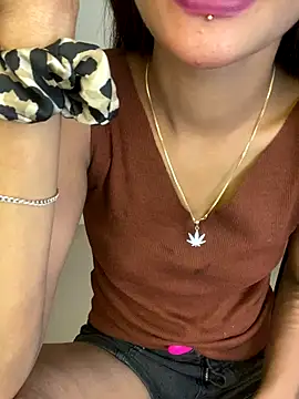 Snapshot of LOVELY_BABYJI chatting on 12-18-25, 10:32 LOVELY BABYJI online show from 12-18-25, 10:32