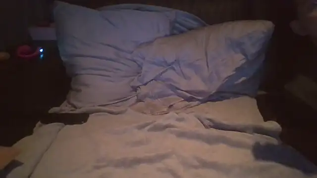 Snapshot of DeeLouLou chatting on 12-20-25, 12:29 DeeLouLou online show from 12-20-25, 12:29