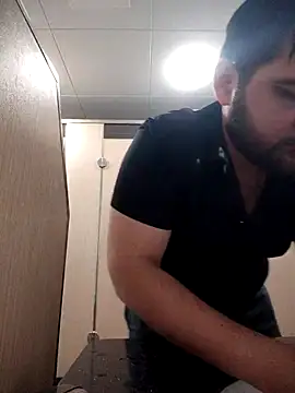 Snapshot of Koma001 chatting on 11-28-25, 05:43 Koma001 online show from 11-28-25, 05:43