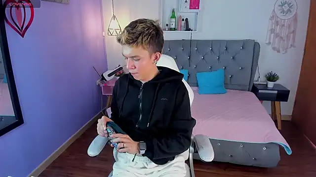 Juaan Diick online show from 03-05-26, 06:37