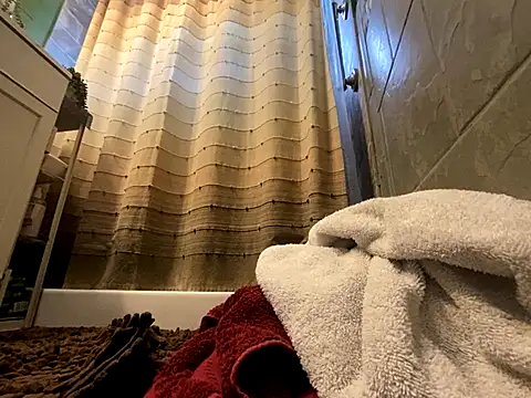 Snapshot of xxxenzo1 chatting on 10-22-25, 12:11 xxxenzo1 online show from 10-22-25, 12:11