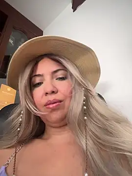 IsaSantoDomingo online show from 12-15-25, 03:27