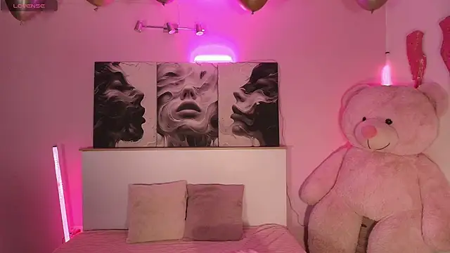 Snapshot of LindseyCoxx chatting on 02-11-26, 11:43 LindseyCoxx online show from 02-11-26, 11:43