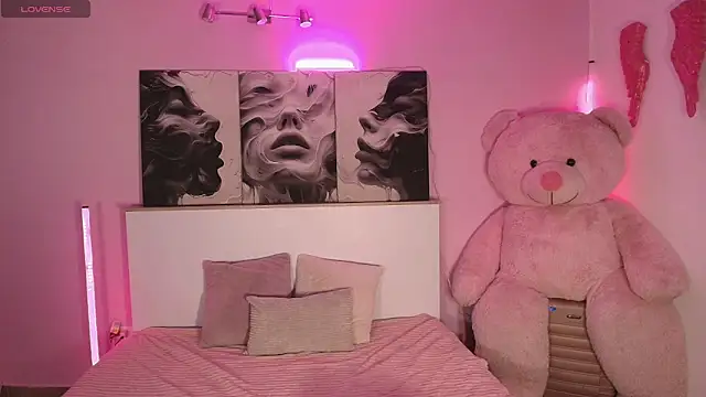 Snapshot of LindseyCoxx chatting on 02-14-26, 11:12 LindseyCoxx online show from 02-14-26, 11:12