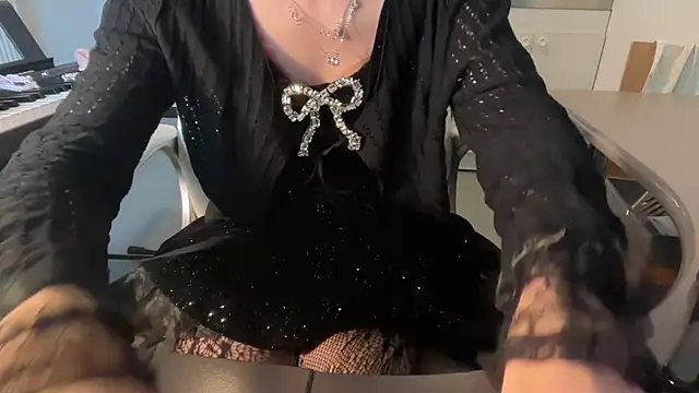 Snapshot of sam_in_transition chatting on 12-21-25, 11:28 sam in transition online show from 12-21-25, 11:28