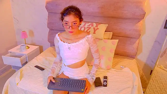 Mia Cullen online show from 12-17-25, 12:00