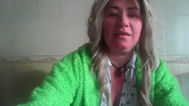 Snapshot of ClaireShannon chatting on 12-18-25, 01:17 ClaireShannon online show from 12-18-25, 01:17