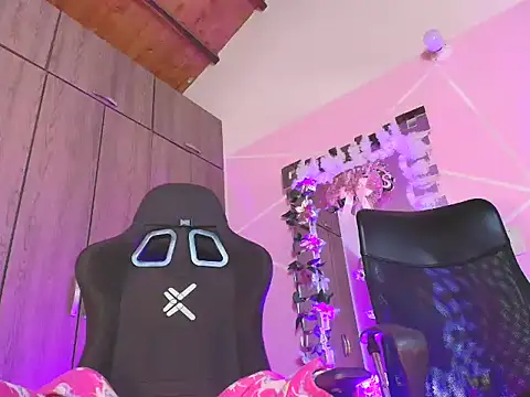 Doll Dollys  online show from 12-20-25, 07:32