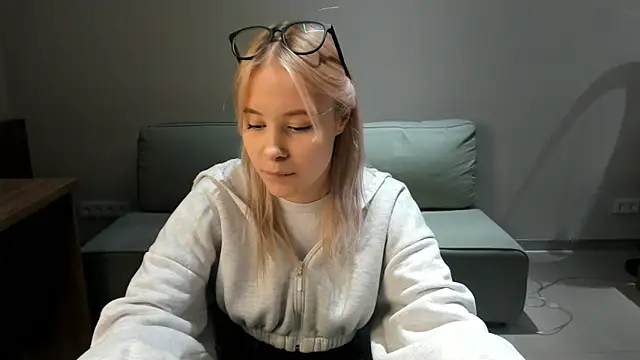 AunclreaVache online show from 11-29-25, 10:18