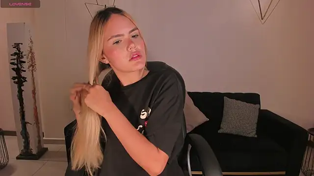 Snapshot of RossiRivers chatting on 02-12-26, 12:11 RossiRivers online show from 02-12-26, 12:11