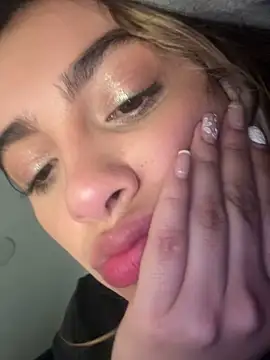 Snapshot of Julieta-8 chatting on 12-21-25, 12:18 Julieta-8 online show from 12-21-25, 12:18