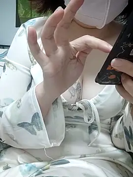 Snapshot of miniiceyya chatting on 03-11-26, 04:35 miniiceyya online show from 03-11-26, 04:35