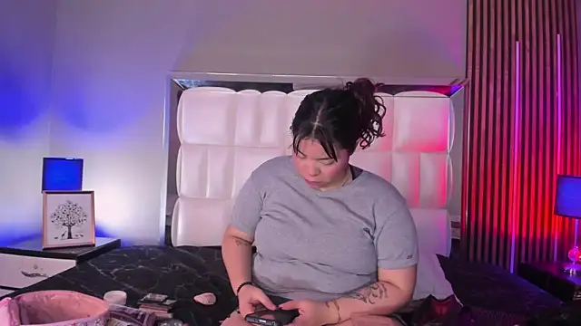 Snapshot of xCharlotte_20 chatting on 02-17-26, 08:04 xCharlotte 20 online show from 02-17-26, 08:04