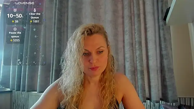 Snapshot of LanaLight_x chatting on 04-12-26, 02:00 LanaLight x online show from 04-12-26, 02:00