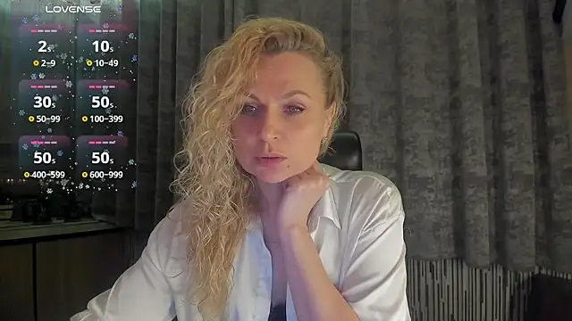 Snapshot of LanaLight_x chatting on 04-15-26, 08:31 LanaLight x online show from 04-15-26, 08:31