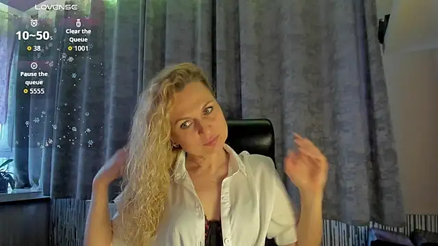 Snapshot of LanaLight_x chatting on 04-23-26, 05:04 LanaLight x online show from 04-23-26, 05:04