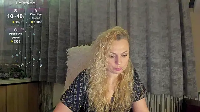 Snapshot of LanaLight_x chatting on 05-15-26, 08:27 LanaLight x online show from 05-15-26, 08:27