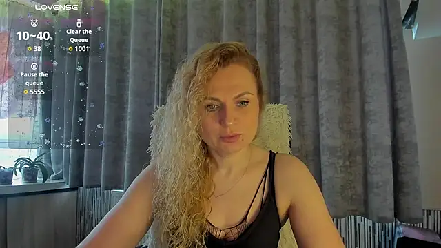 Snapshot of LanaLight_x chatting on 05-18-26, 04:57 LanaLight x online show from 05-18-26, 04:57