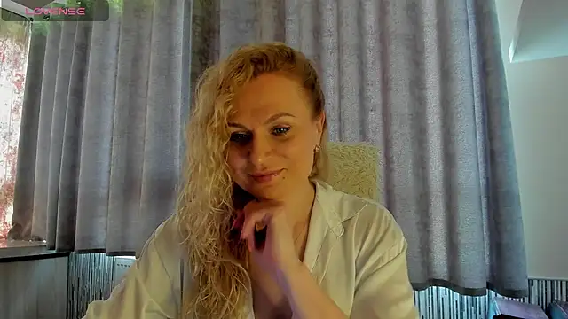 Snapshot of LanaLight_x chatting on 05-20-26, 12:33 LanaLight x online show from 05-20-26, 12:33