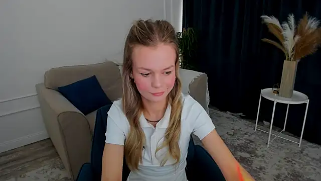 MidnighteAura online show from 06-26-26, 05:06