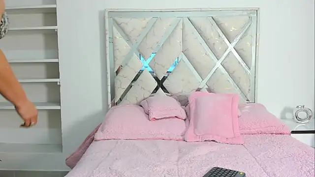 ElenaLauren online show from 01-17-26, 12:21