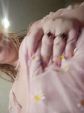 Snapshot of ElonaFox chatting on 12-20-25, 12:34 ElonaFox online show from 12-20-25, 12:34