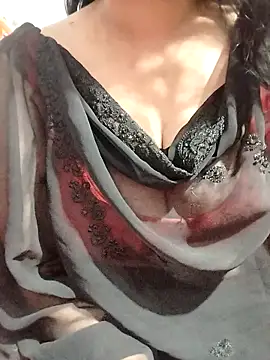 Snapshot of hottyrose69 chatting on 02-25-26, 03:43 hottyrose69 online show from 02-25-26, 03:43