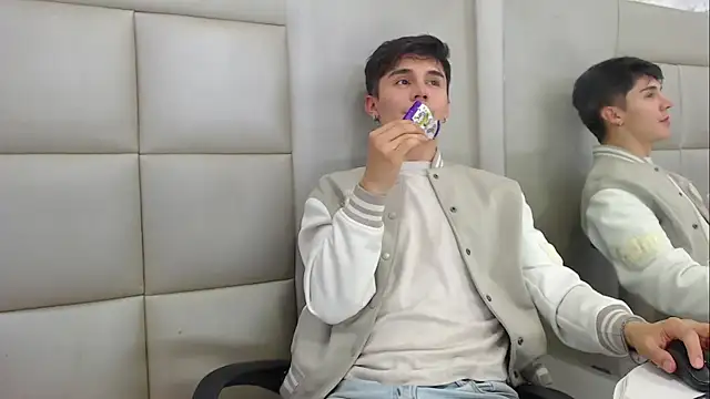 Snapshot of JuanGomm chatting on 12-15-25, 03:55 JuanGomm online show from 12-15-25, 03:55