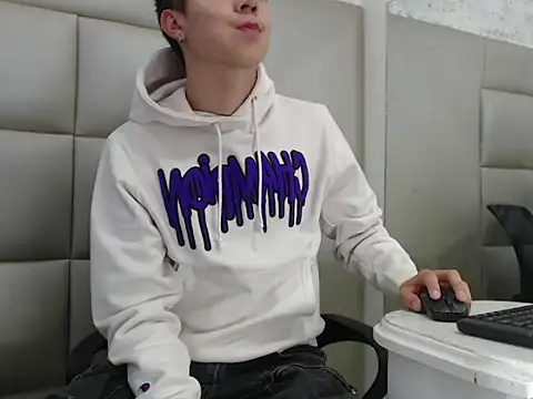 Snapshot of JuanGomm chatting on 12-20-25, 04:08 JuanGomm online show from 12-20-25, 04:08