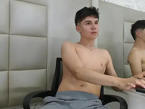 Snapshot of JuanGomm chatting on 12-23-25, 05:05 JuanGomm online show from 12-23-25, 05:05