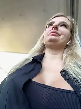 Snapshot of Betsy chatting on 01-02-25, 08:06 Betsy online show from 01-02-25, 08:06