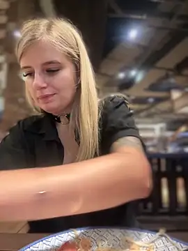 Snapshot of Betsy chatting on 01-04-25, 01:42 Betsy online show from 01-04-25, 01:42